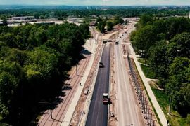W Krakowie trwa rozbudowa ul. Kocmyrzowskiej wraz z torowiskiem i pętlą tramwajową [FILMY]