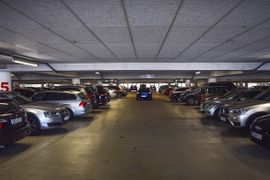 Coraz częściej centra handlowe w Polsce pobierają opłaty parkingowe od klientów