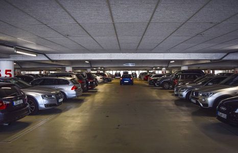Coraz częściej centra handlowe w Polsce pobierają opłaty parkingowe od klientów