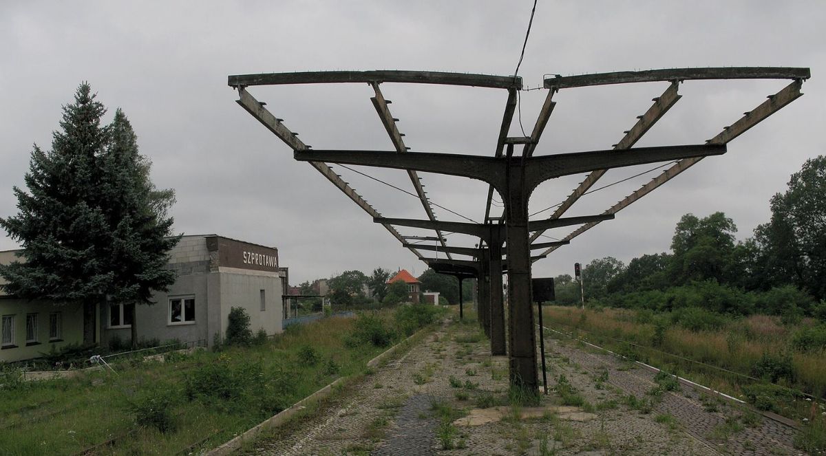 Fot. Mohylek - Praca własna, CC BY-SA 4.0, https://commons.wikimedia.org/w/index.php?curid=19749514, / Stacja kolejowa w Szprotawie w 2007 r.