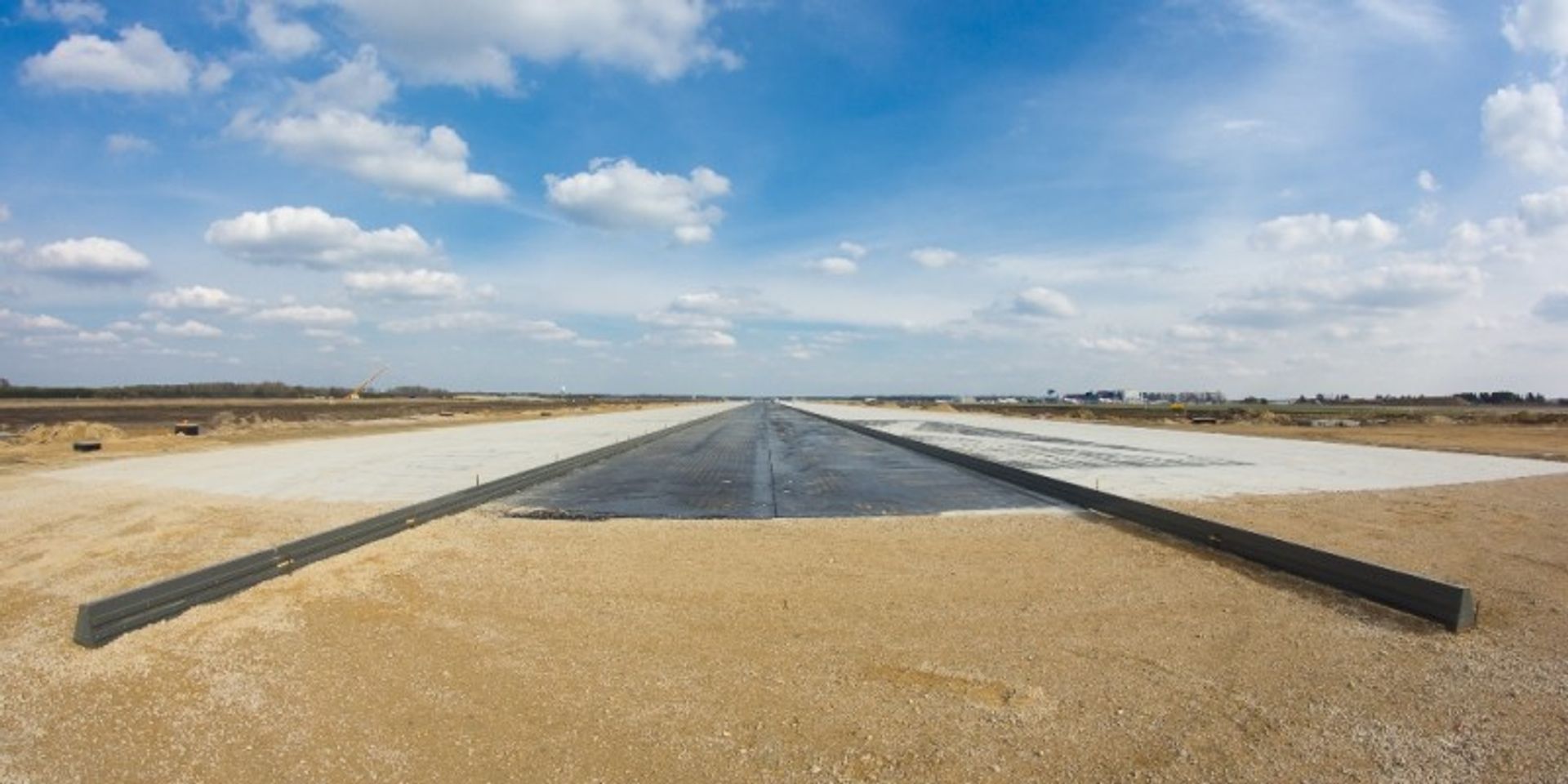  Katowice Airport: w kwietniu rozpocznie się betonowanie drugiej warstwy nawierzchni nowej drogi startowej