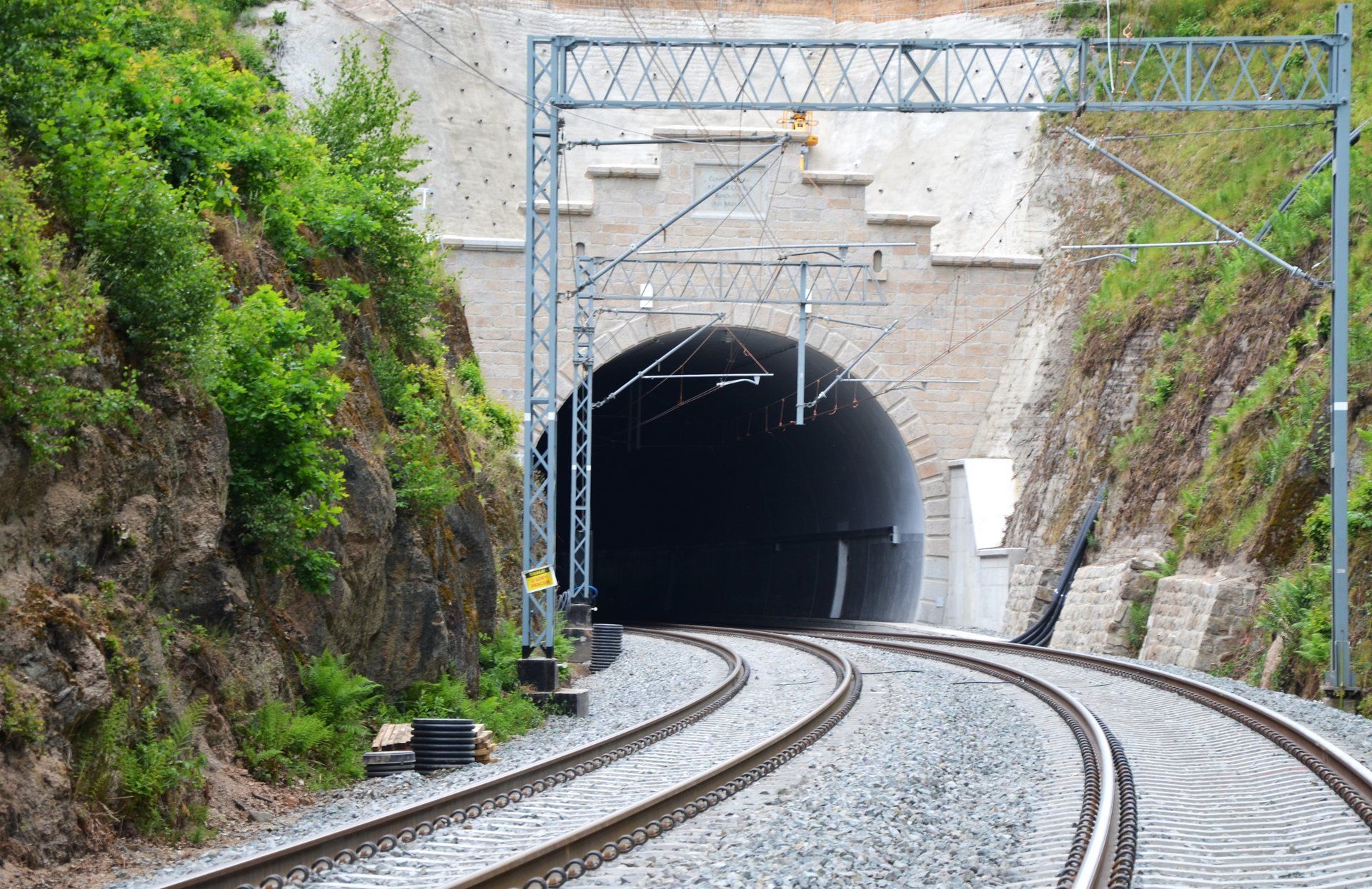 Szerszy tunel kolejowy na trasie Wrocław – Jelenia Góra to sprawniejsze podróże w Karkonosze