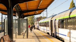 Słupsk: podróżni wsiadają do pociągów z nowych peronów