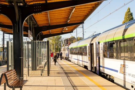 Słupsk: podróżni wsiadają do pociągów z nowych peronów