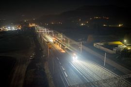 PKP PLK S.A. szlifuje szyny, by zwiększyć bezpieczeństwo i komfort podróży koleją [ZDJĘCIA]