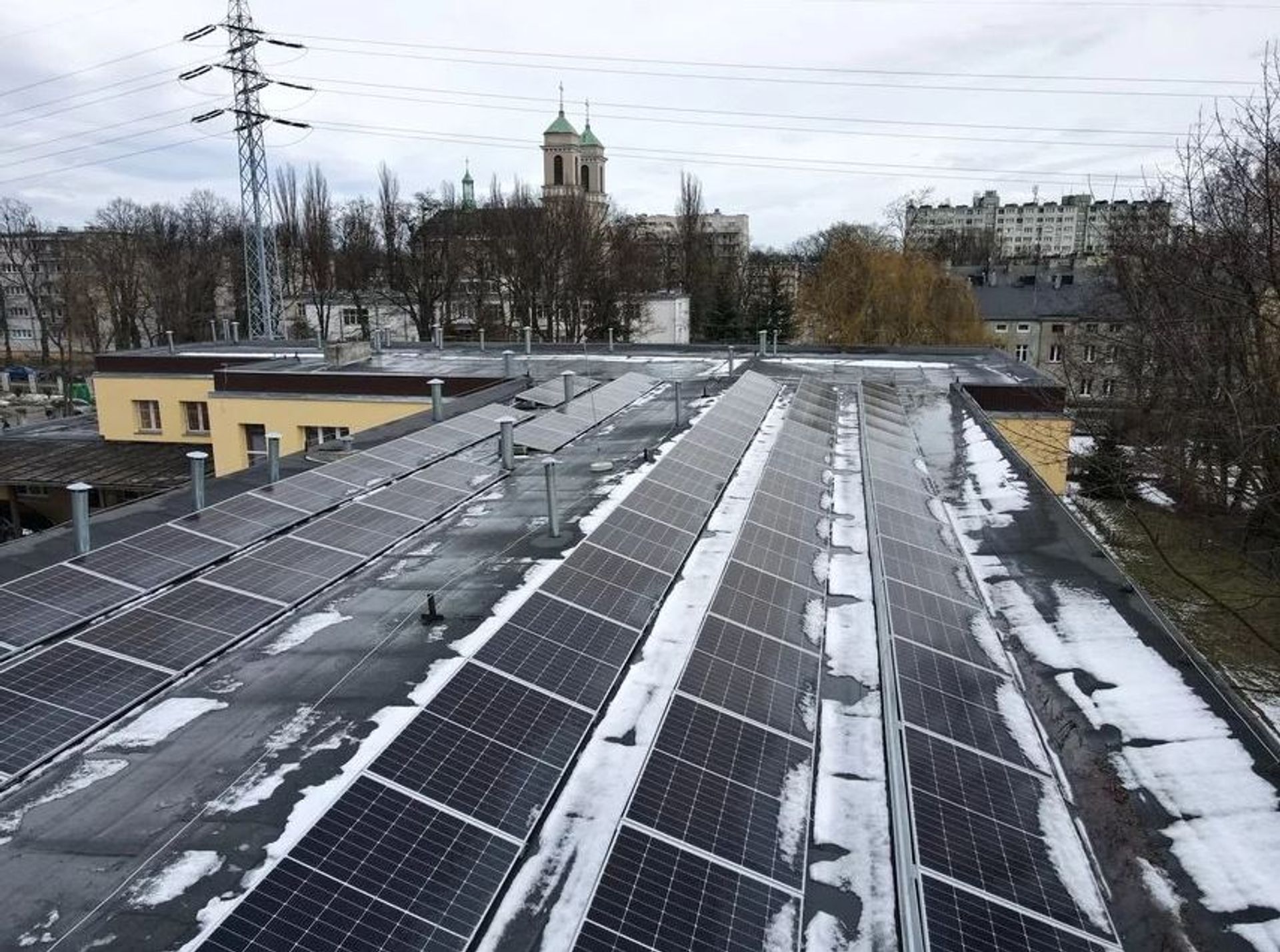 Panele słoneczne dla szkół w Łodzi. Nawet 393 nowych instalacji w mieście! Trwa montaż