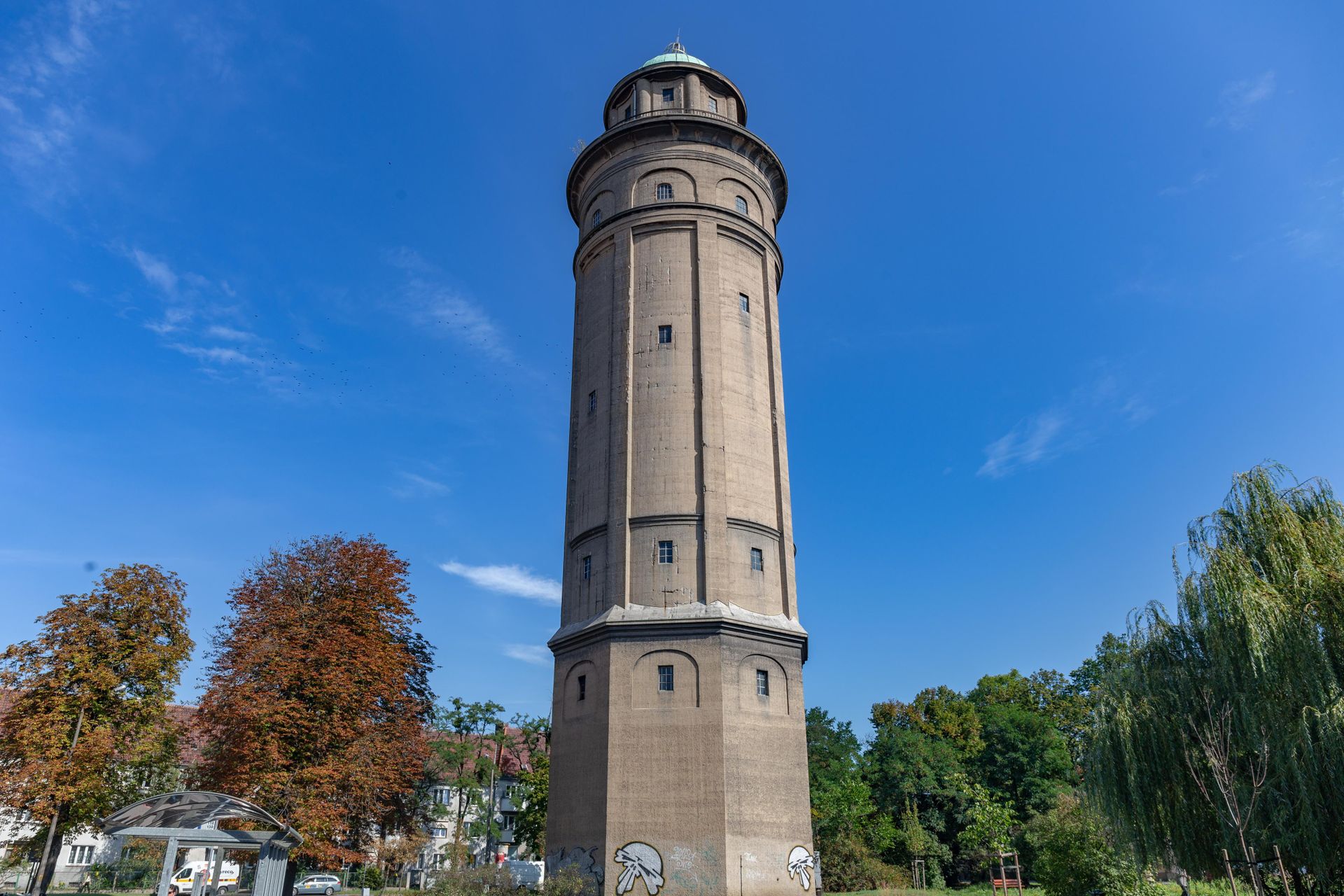 Przedwojenna zabytkowa wieża ciśnień na Karłowicach została wystawiona na sprzedaż 