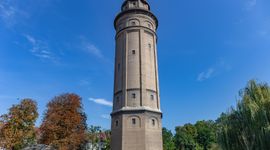 Przedwojenna zabytkowa wieża ciśnień na Karłowicach została wystawiona na sprzedaż [ZDJĘCIA]