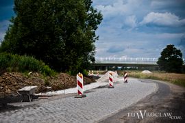 [Wrocław] Remont na Kamieńskiego: drogowcy na dziurawy bruk położą asfalt
