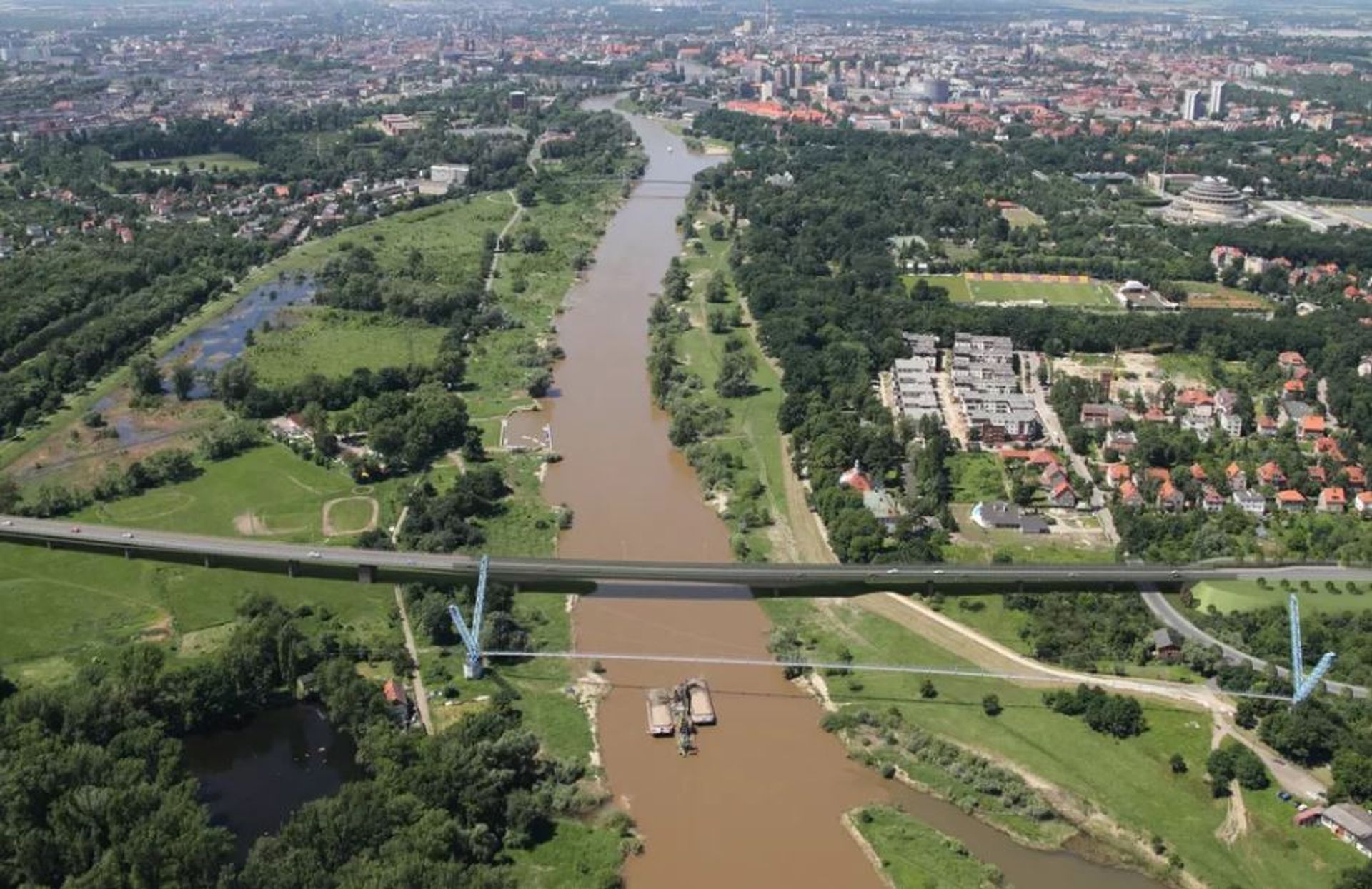Postępują prace na budowie Alei Wielkiej Wyspy i mostu Wschodniego we Wrocławiu 