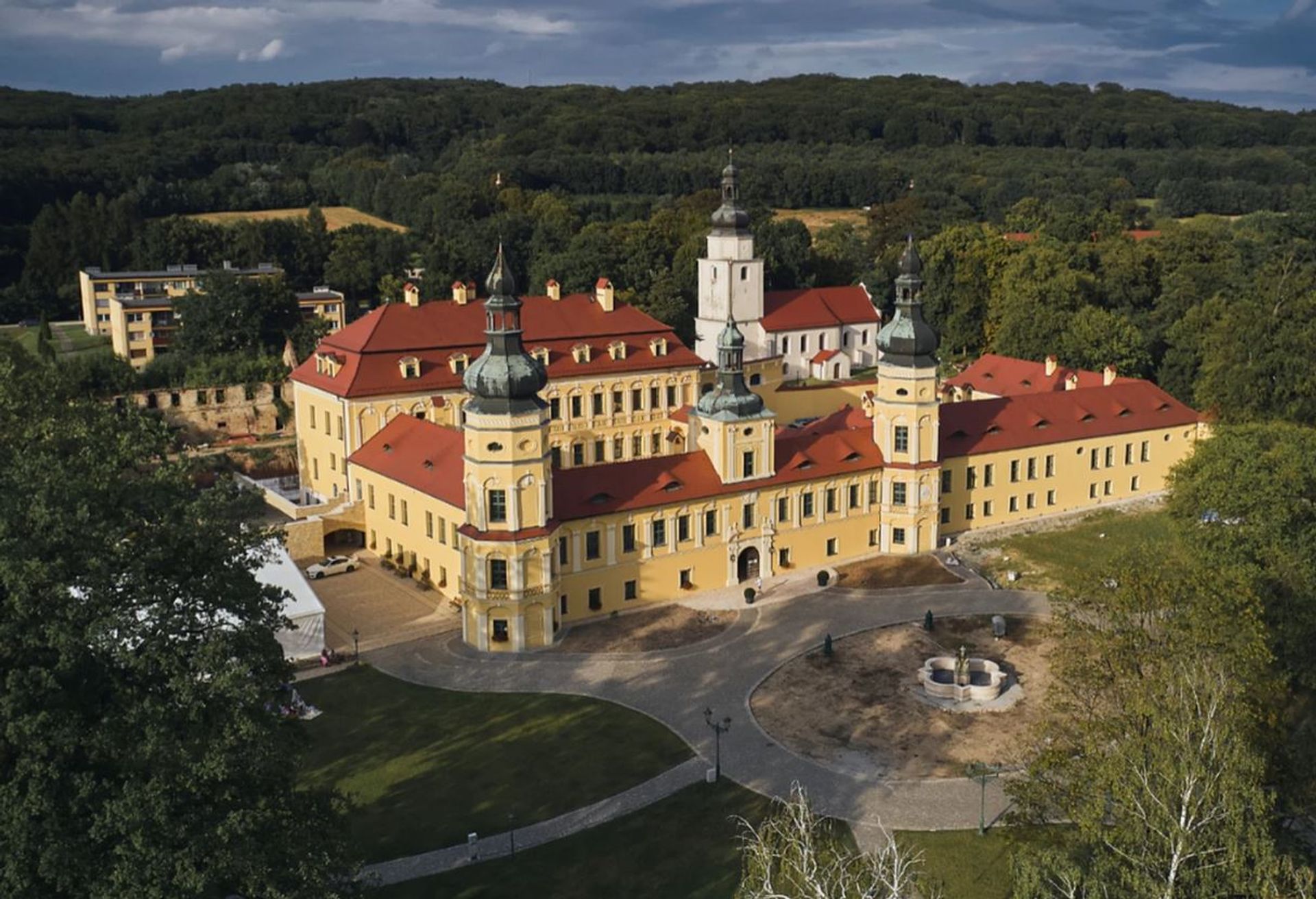 Kolejny zabytkowy pałac na Opolszczyźnie odzyskuje swój dawny blask 