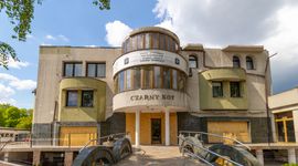 Trwa wyburzanie hotelu Czarny Kot – największej samowoli budowlanej w Warszawie [FILM + ZDJĘCIA]