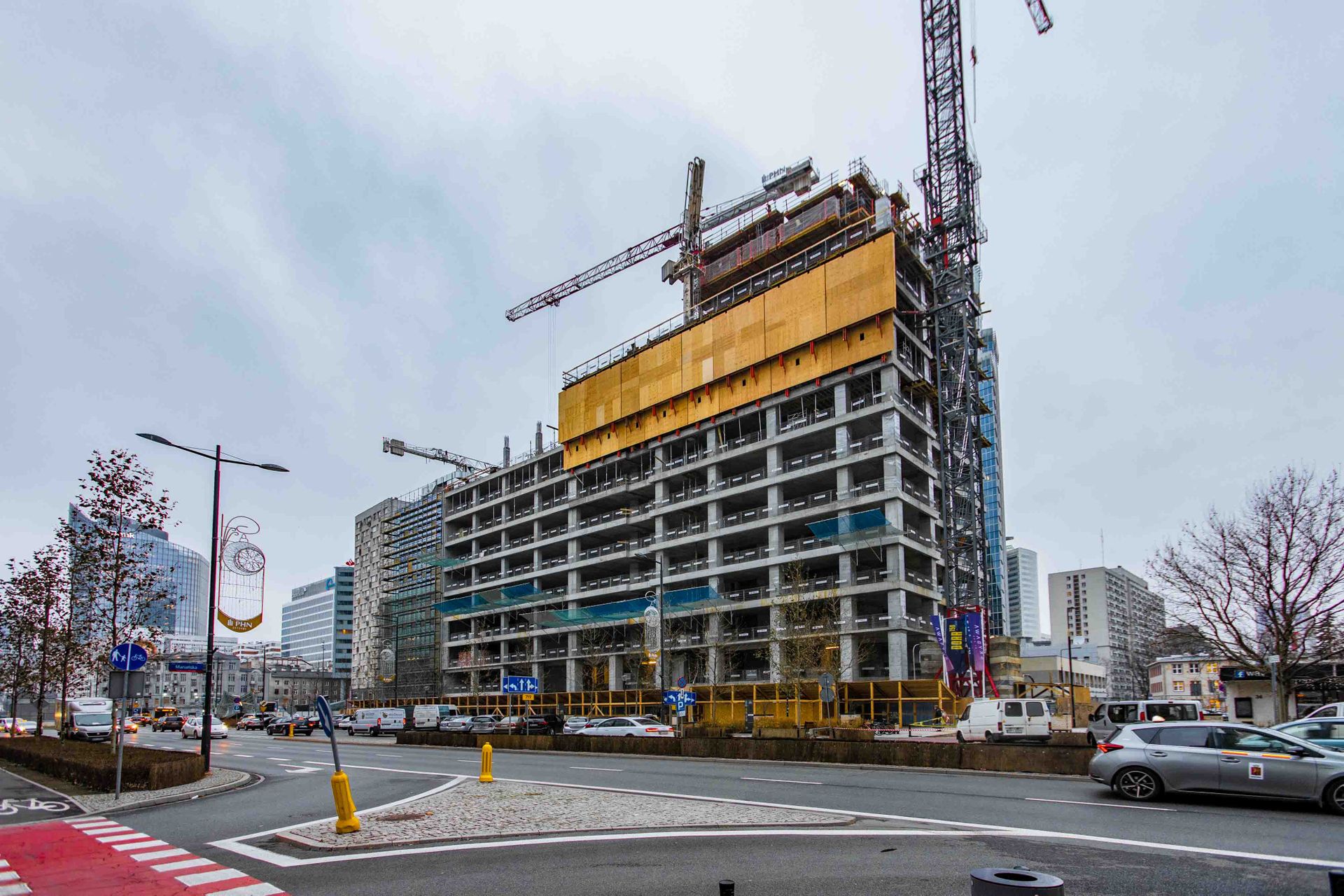 W Warszawie trwa budowa 155 metrowego biurowca w kompleksie Skysawa 