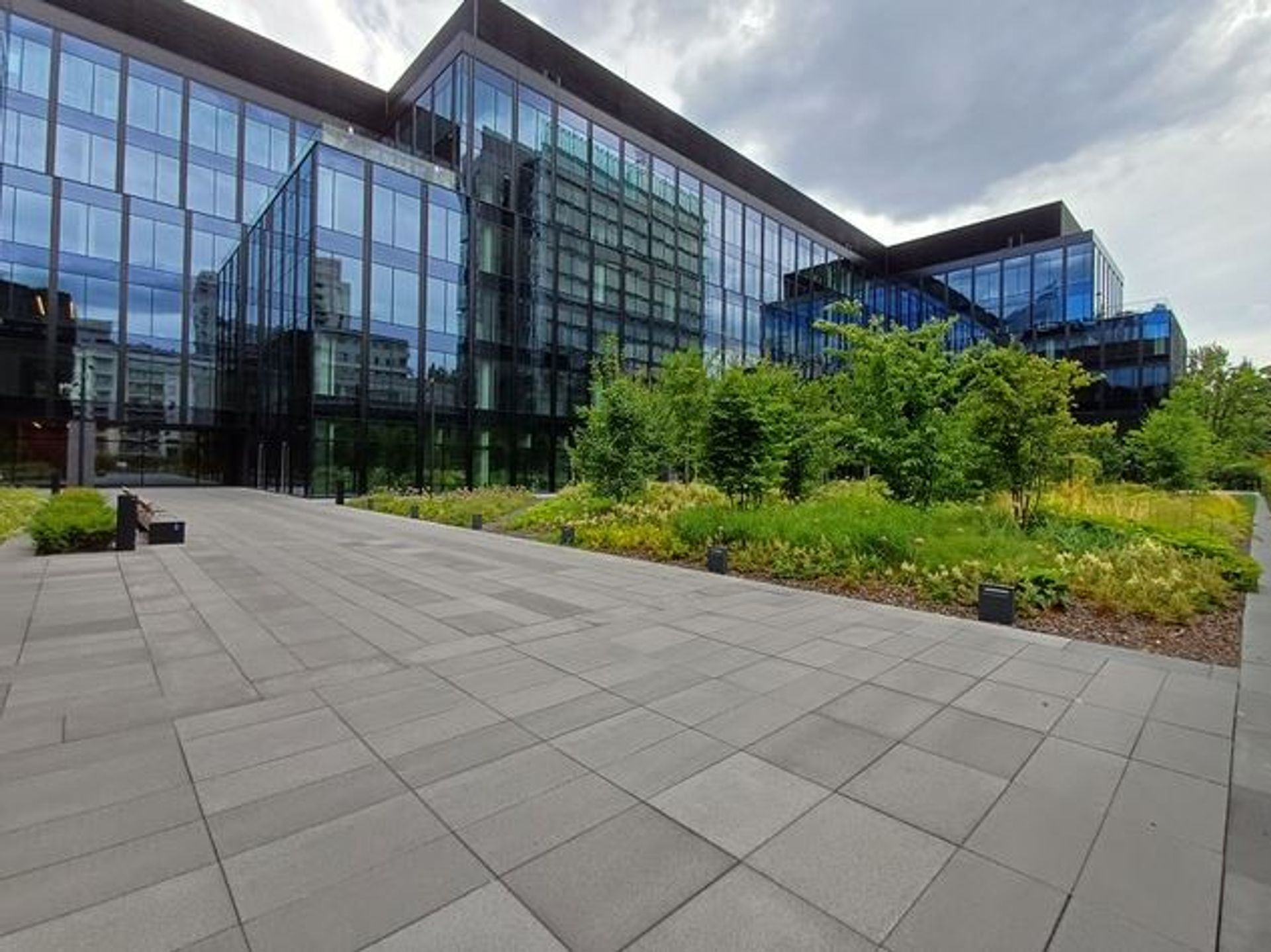 Szwajcarski fundusz rodzinny nowym właścicielem dużego biurowca w Warszawie