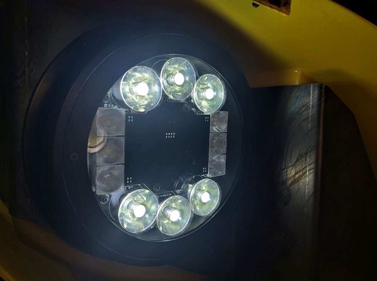 Oświetlenie zewnętrzne pociągów SKM reflektorami LED  (materiały prasowe PKP SKM Sp. zoo)