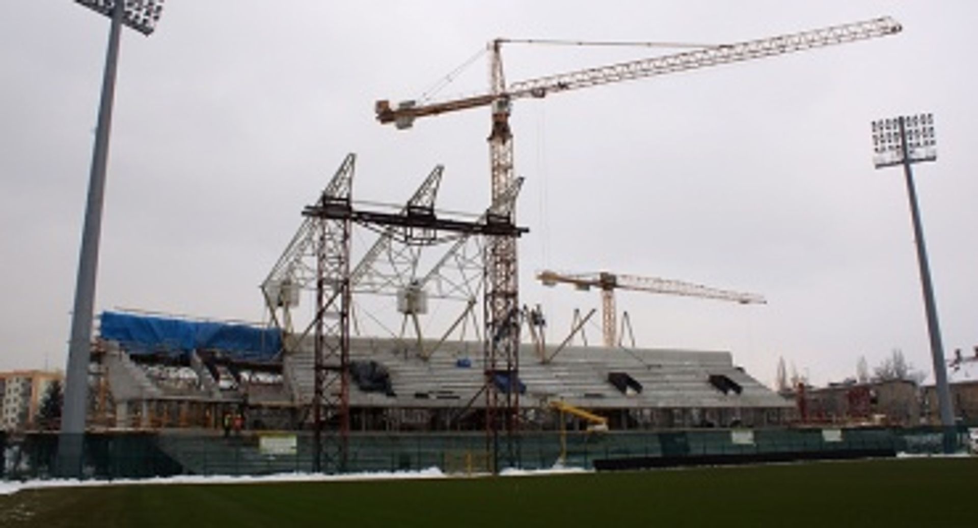 Bielsko-Biała: powstaje konstrukcja dachu na trybunie północnej Stadionu Miejskiego