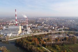 [Wrocław] Rozbiórka 120-metrowego komina elektrociepłowni zakończona