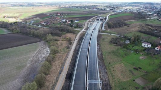 Trwają zaawansowane prace na budowie drogi ekspresowej S52 Północnej Obwodnicy Krakowa [FILMY]