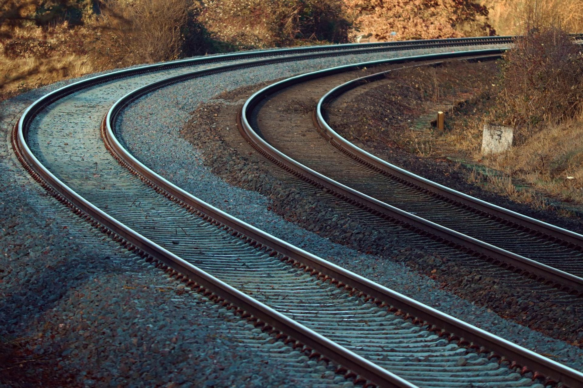 Modernizacja istniejących linii kolejowych zamiast budowy nowej trasy Radom-Kunów za 10-15 mld zł