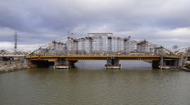 W Krakowie trwa budowa pieszo-rowerowego mostu kolejowego nad Wisłą [ZDJĘCIA + WIZUALIZACJE]