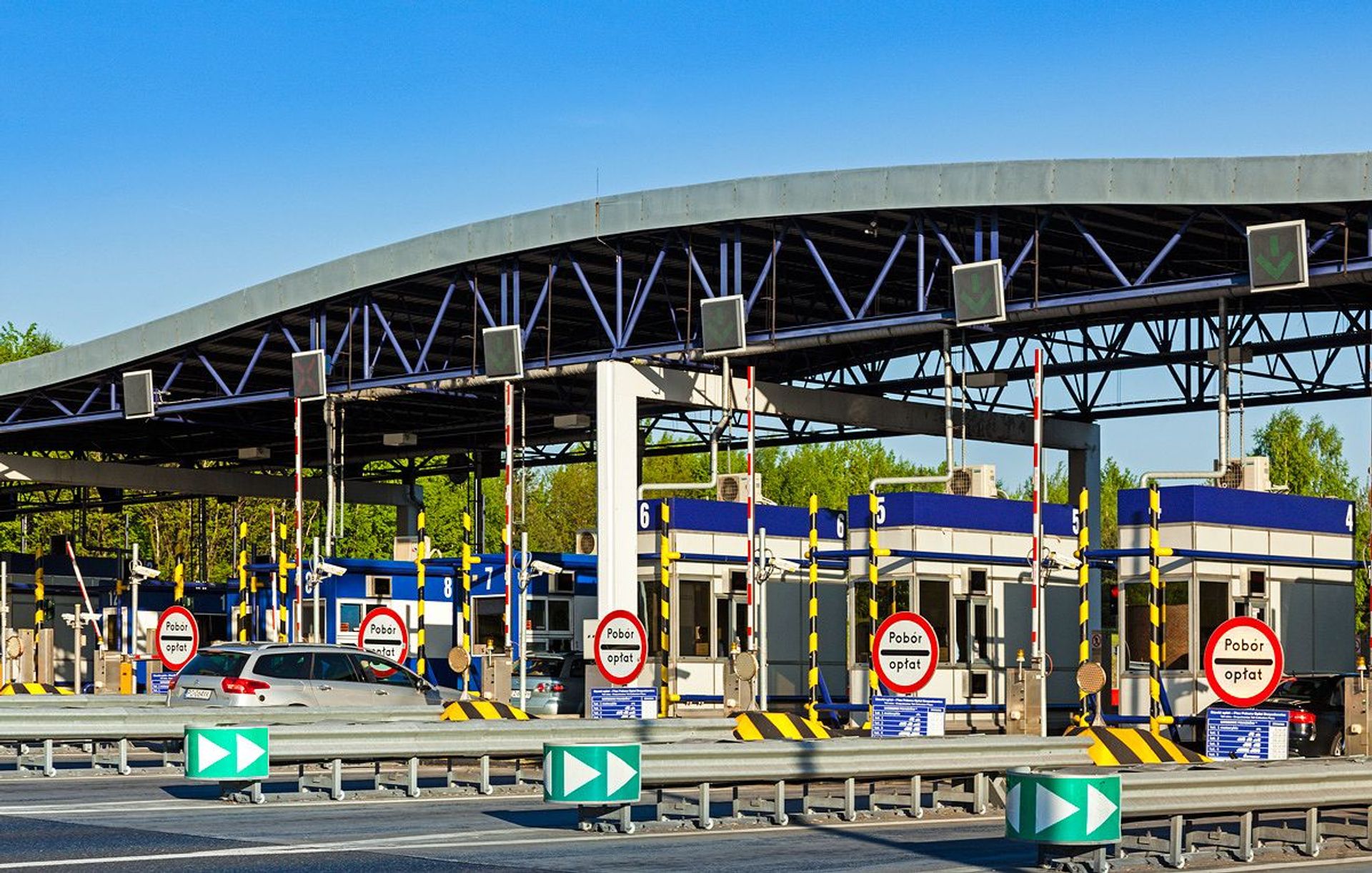  Stalexport Autostrada Małopolska zamieni bramki samoobsługowe na kabiny inkasentów na placach poboru opłat w Mysłowicach i w Balicach.  Celem jest przyspieszenie odprawy podróżnych w miesiącach wakacyjnych