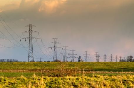 Zielona energia się marnuje. Polska sieć energetyczna pilnie potrzebuje modernizacji i zmian w prawie