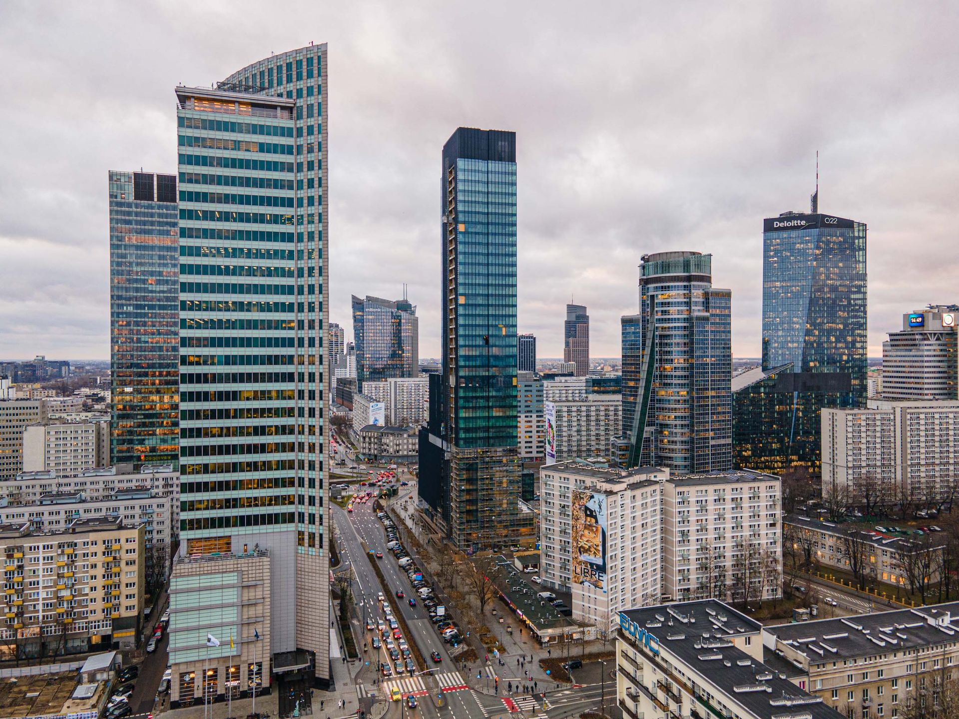 W centrum Warszawy powstaje 155-metrowy wieżowiec Skysawa 