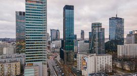 W centrum Warszawy powstaje 155-metrowy wieżowiec Skysawa [FILM + ZDJĘCIA]