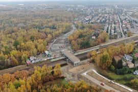 Przybywa bezkolizyjnych skrzyżowań na Rail Baltica. W Kobyłce kolejny etap prac [ZDJĘCIA]