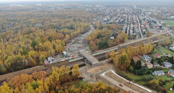 Przybywa bezkolizyjnych skrzyżowań na Rail Baltica. W Kobyłce kolejny etap prac [ZDJĘCIA]