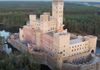 Trwa budowa jednego z najbardziej kontrowersyjnych nowych budynków w Polsce – zamku w Stobnicy [FILMY]