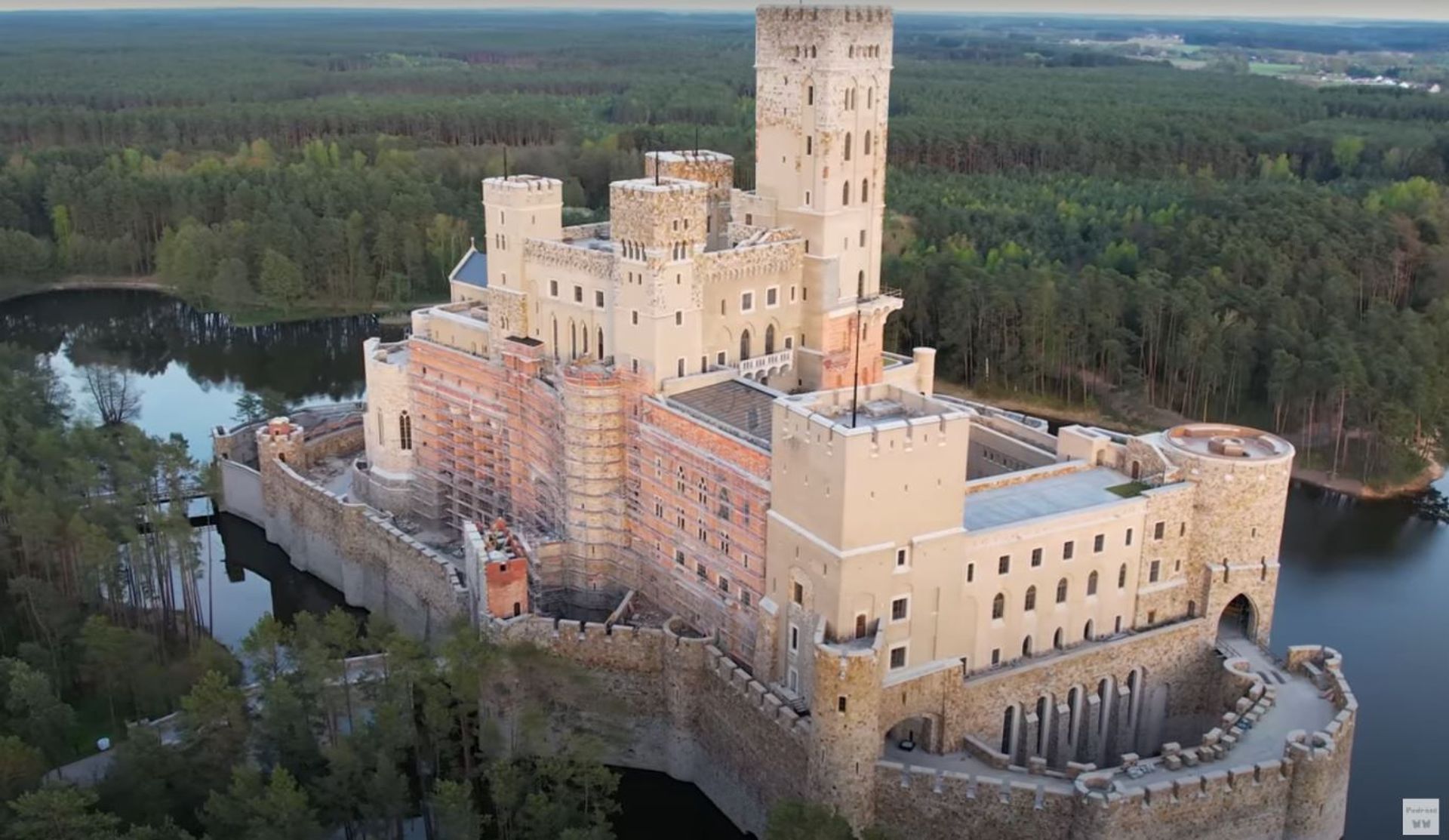 Trwa budowa jednego z najbardziej kontrowersyjnych nowych budynków w Polsce – zamku w Stobnicy 