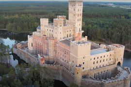 Trwa budowa jednego z najbardziej kontrowersyjnych nowych budynków w Polsce – zamku w Stobnicy [FILMY]