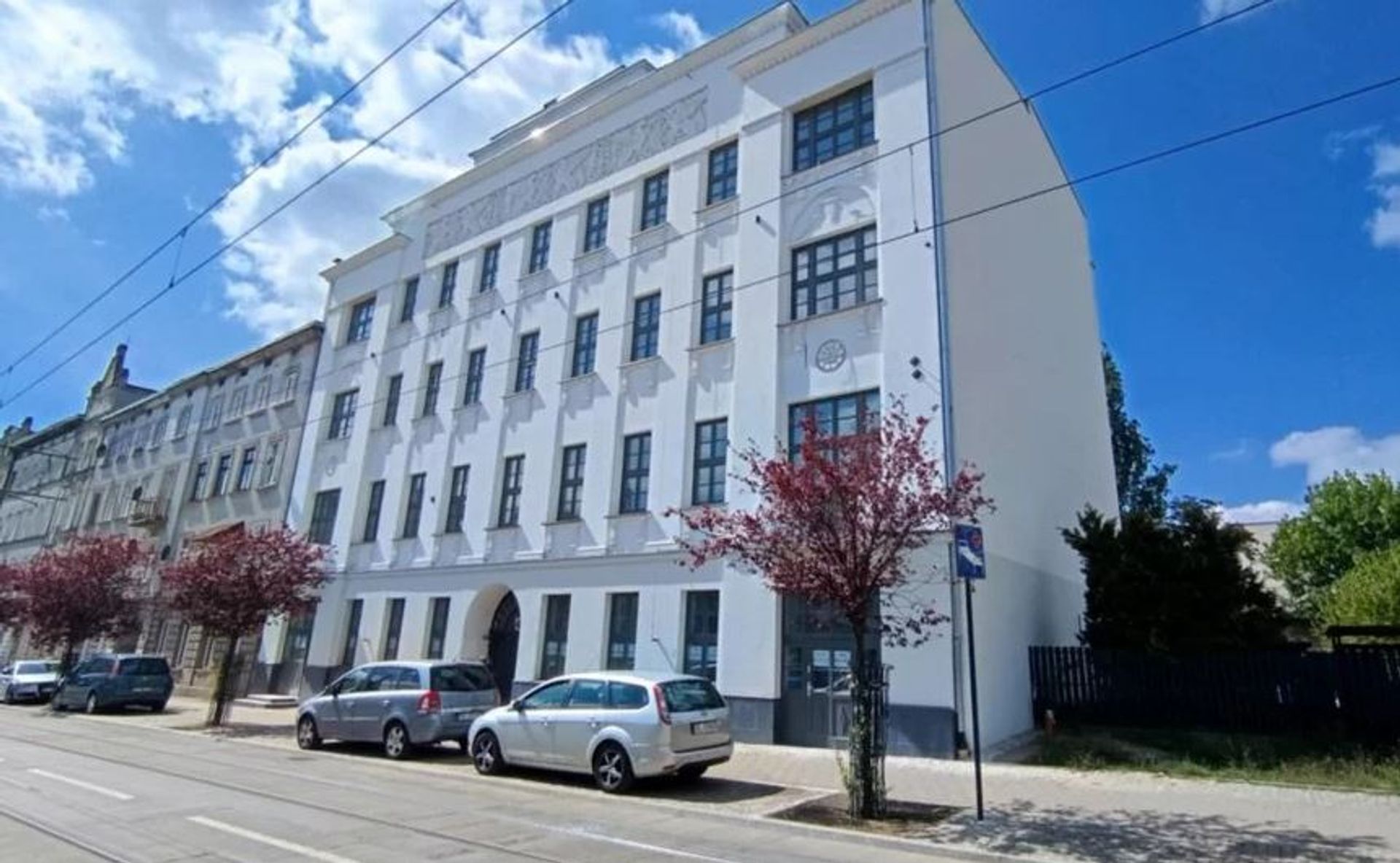 W zabytkowym budynku dawnej szkoły w Łodzi powstały mieszkania 