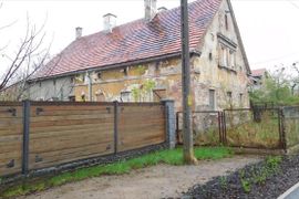 Wrocław: Zabytkowy dom na Swojczycach sprzedany. Pod młotek trafią następne