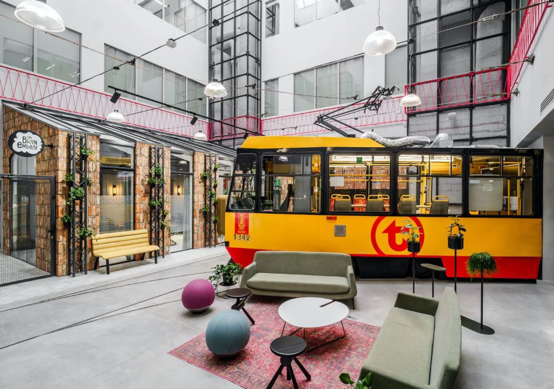 Rynek biurowy w Polsce przechodzi dziś wyraźną transformację. Mniej metrów, więcej jakości