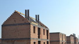 [wielkopolskie] Trwa montaż więźby dachowej w domach w Zielonych Rabowicach