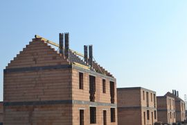 [wielkopolskie] Trwa montaż więźby dachowej w domach w Zielonych Rabowicach