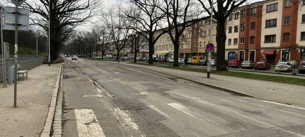 Wrocław: Na Olszewskiego kładą nowy asfalt. Wypięknieje Aleja Dębowa.