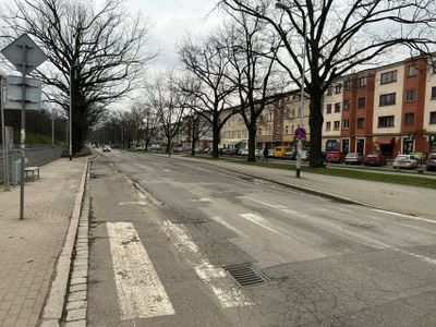 Wrocław: Na Olszewskiego kładą nowy asfalt. Wypięknieje Aleja Dębowa