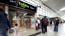 Żabka uruchomiła pierwszy sklep na lotnisku – bezobsługową i całodobową Żabkę Nano
