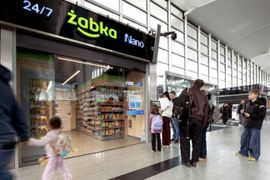 Żabka uruchomiła pierwszy sklep na lotnisku – bezobsługową i całodobową Żabkę Nano
