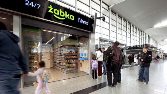 Żabka uruchomiła pierwszy sklep na lotnisku – bezobsługową i całodobową Żabkę Nano