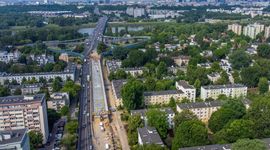 Trwa wykańczanie pierwszego nowego wiaduktu Trasy Łazienkowskiej na Pradze [FILM]