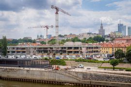 Uniwersytet Warszawski zawiesił "wiechę" na nowym budynku dydaktyczno-badawczym w Warszawie [ZDJĘCIA +WIZUALIZACJE]