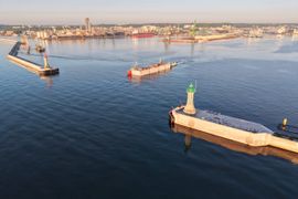 Budowa głębokowodnego falochronu osłonowego dla wielkiego terminalu FSRU w Zatoce Gdańskiej nabiera tempa [FILM]