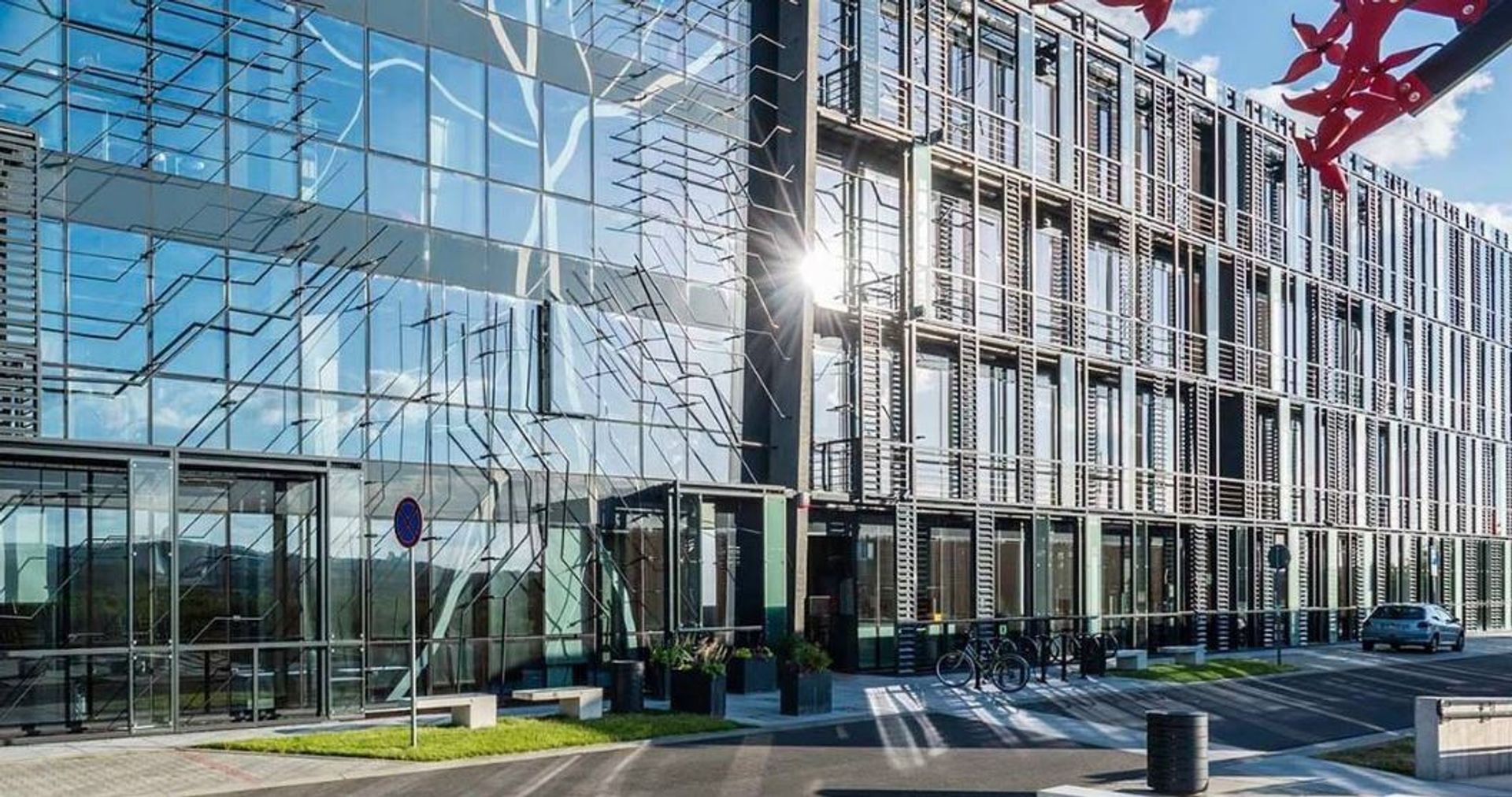 Firmy inwestują miliony w rozwój przemysłu w Małopolsce. KPT wspiera lokalnych producentów