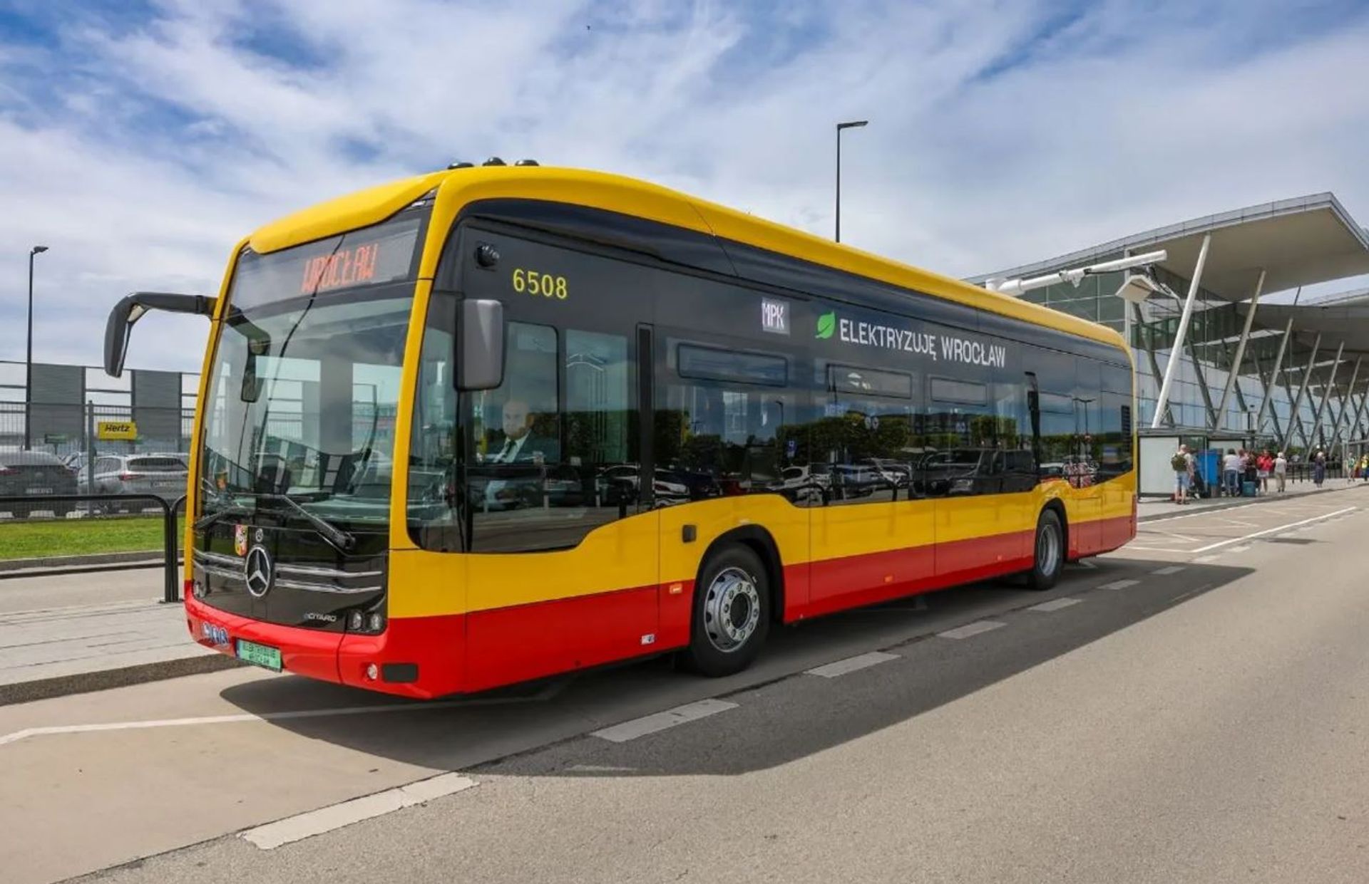 MPK Wrocław elektryfikuje linię 129 na lotnisko dzięki 12 nowym autobusom Mercedes eCitaro