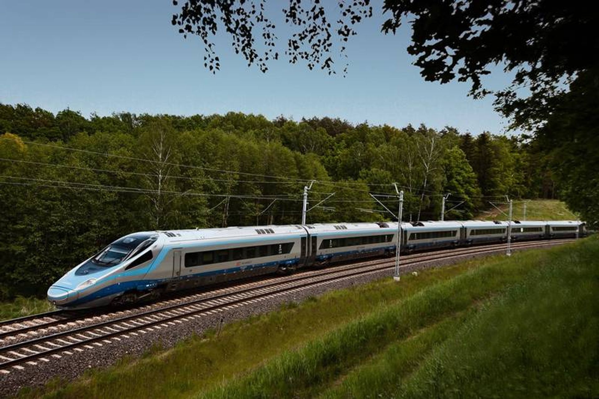 Wielomiliardowe inwestycje na kolei nabierają rozpędu. Pociągi będą się poruszać z maksymalną prędkością 250 km/h