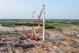 Budowa kompleksu Olefin III w Płocku wchodzi w kolejną fazę – największa kolumna zamontowana [ZDJĘCIA]